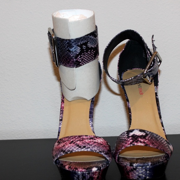 JustFab Shoes - Beautiful snake skin print espadrille